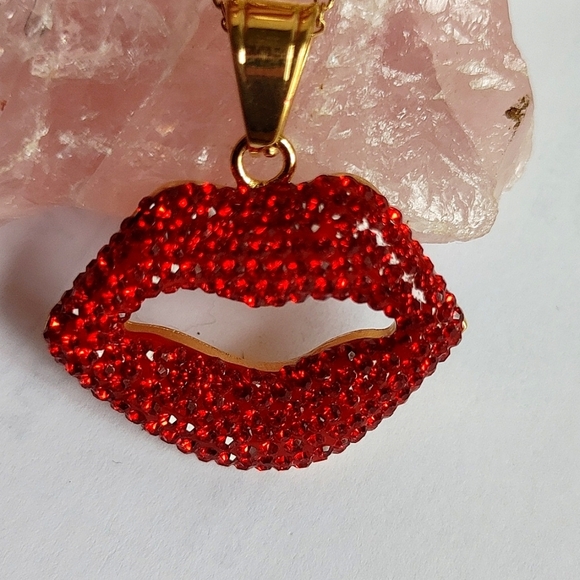 Hot Red Crystal Lips Pendant Gold Filled Necklace New - Picture 6 of 6